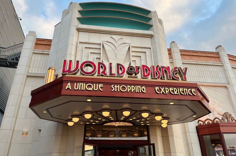 La tienda World of Disney de Disney Village