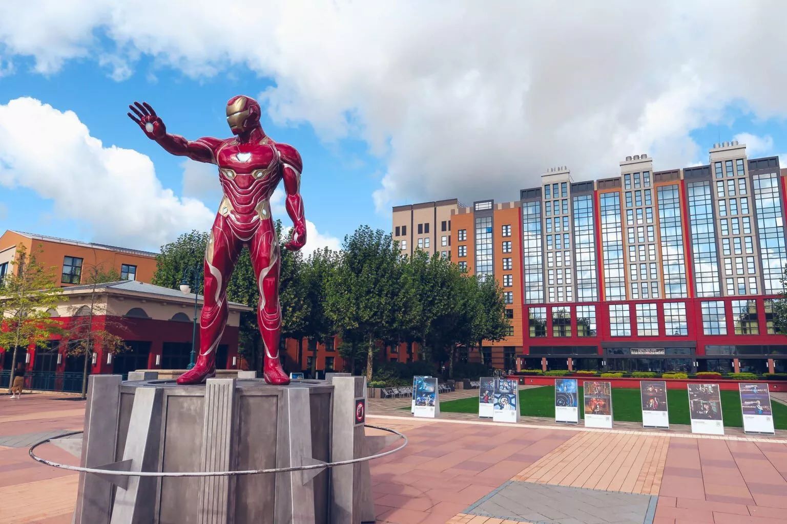 estatua-iron-man-hotel-marvel-paris