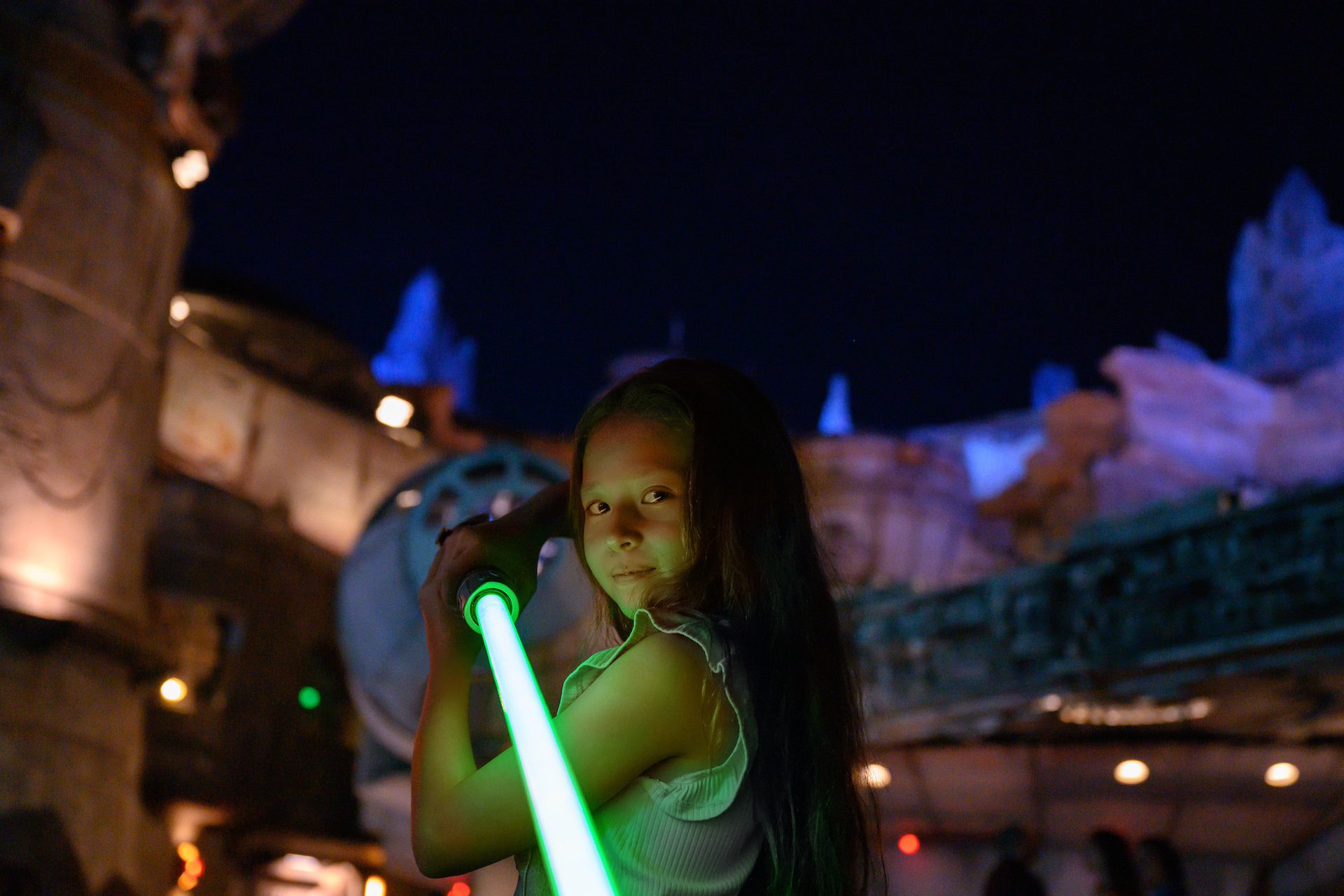 niña-porta-sable-jedi-walt-disney-world