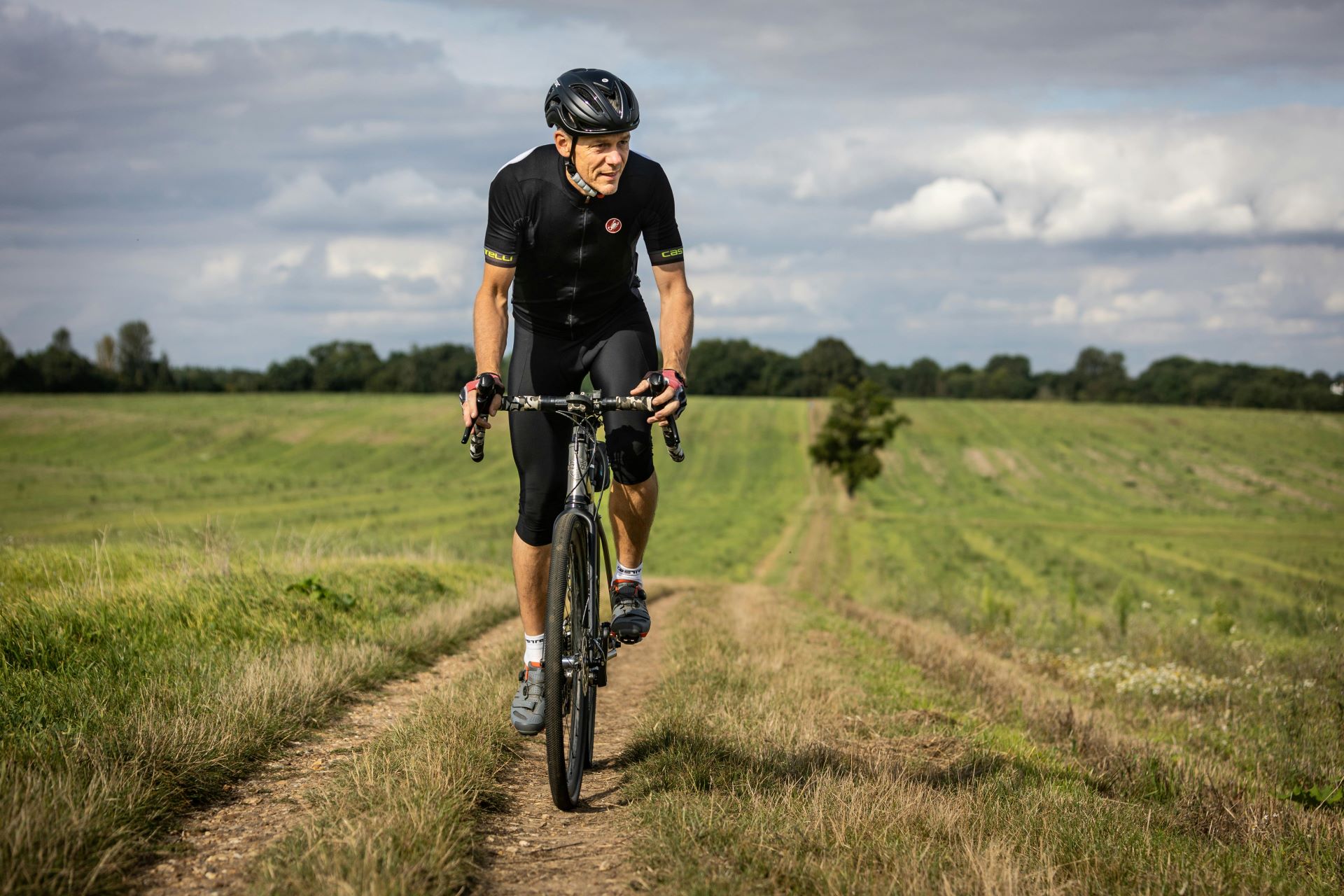 hombre-monta-en-bici-por-un-camino