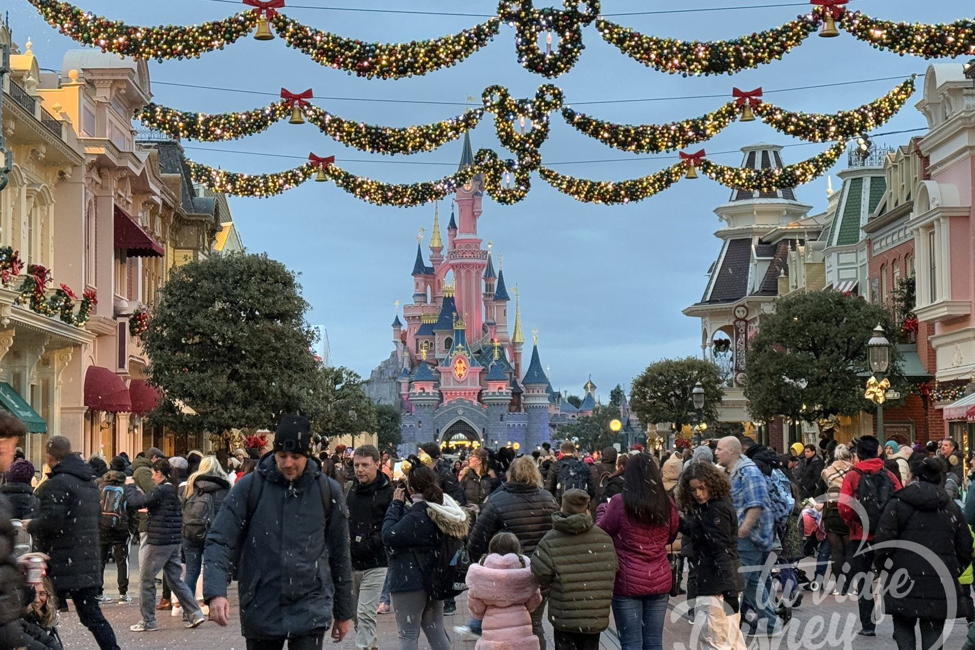 visitantes-recorren-calles-disneyland-paris