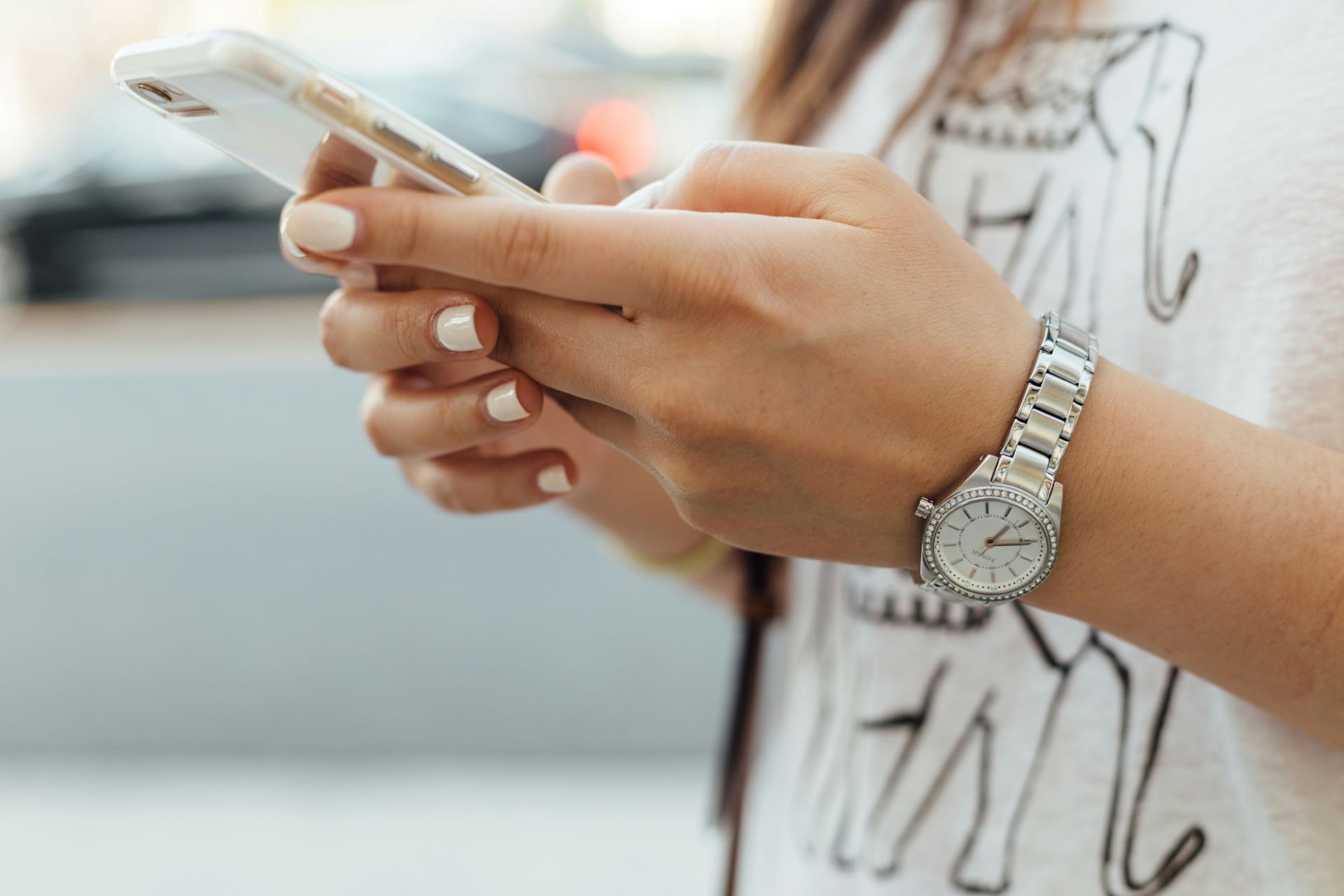 mujer-escribe-en-movil