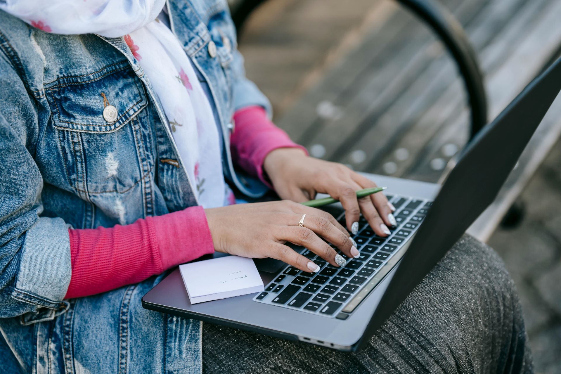 mujer-trabaja-portatil-banco-teletrabajar-desde-un-parque-disney