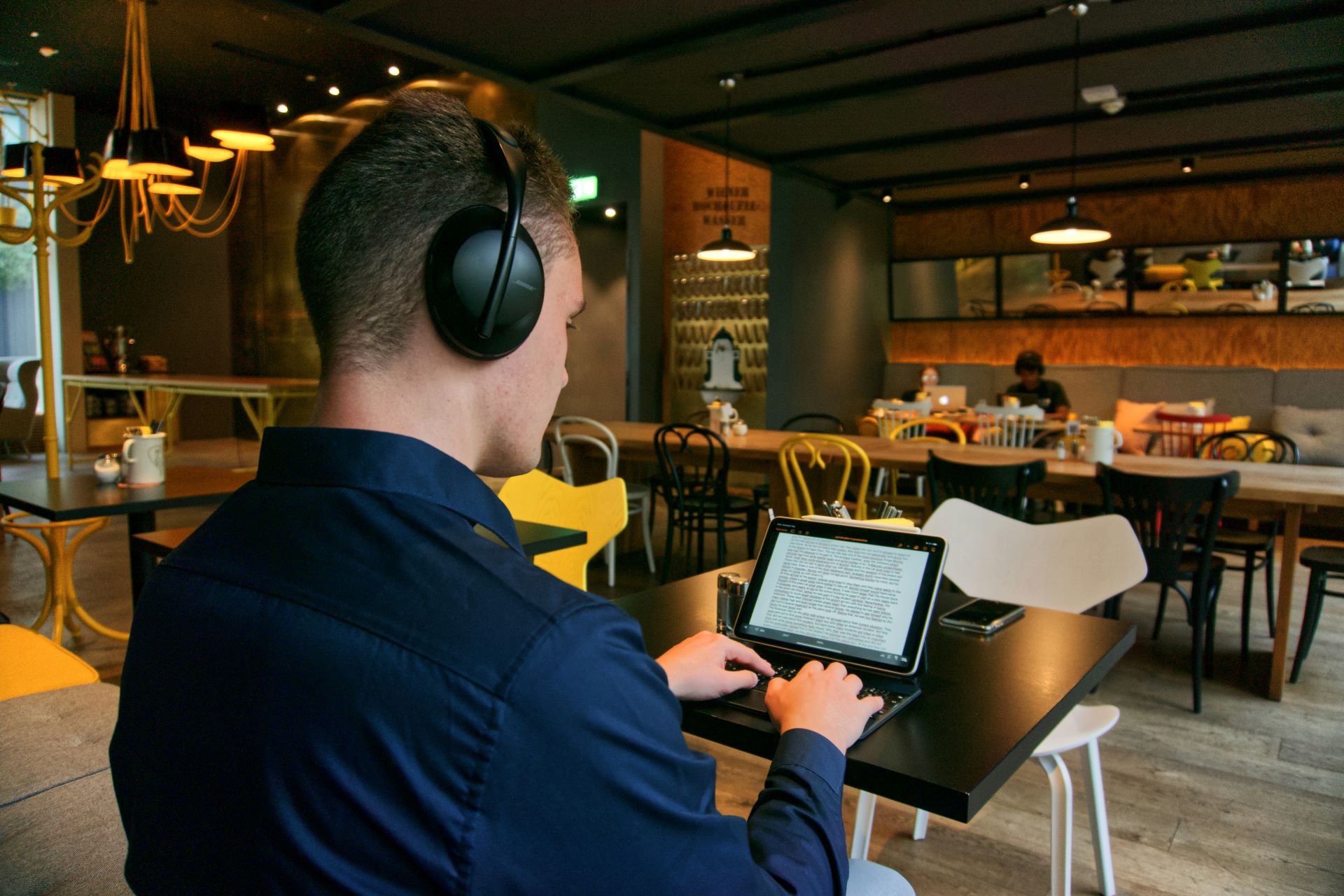 hombre-trabaja-en-un restaurante-escribiendo-tablet