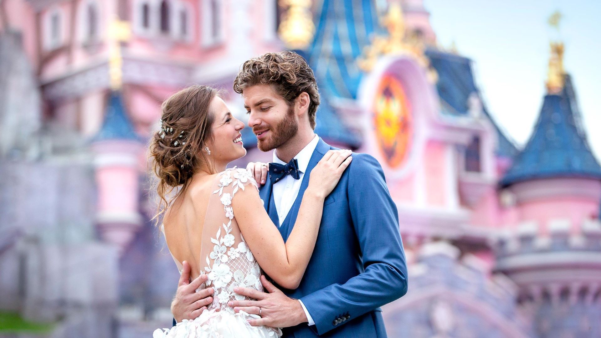 pareja-de-novios-delante-castillo-bella-durmiente-disneyland-parís