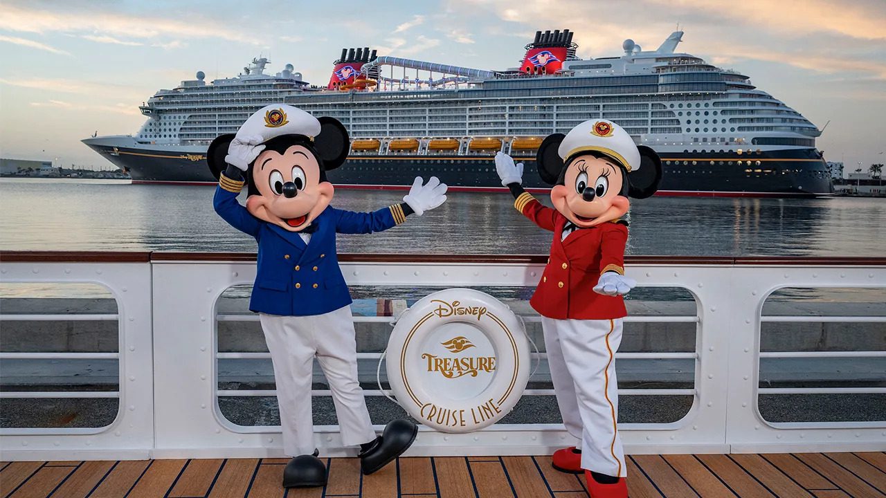 personajes-mickey-minnie-despiden-uno-de-los-cruceros-disney-zarpa