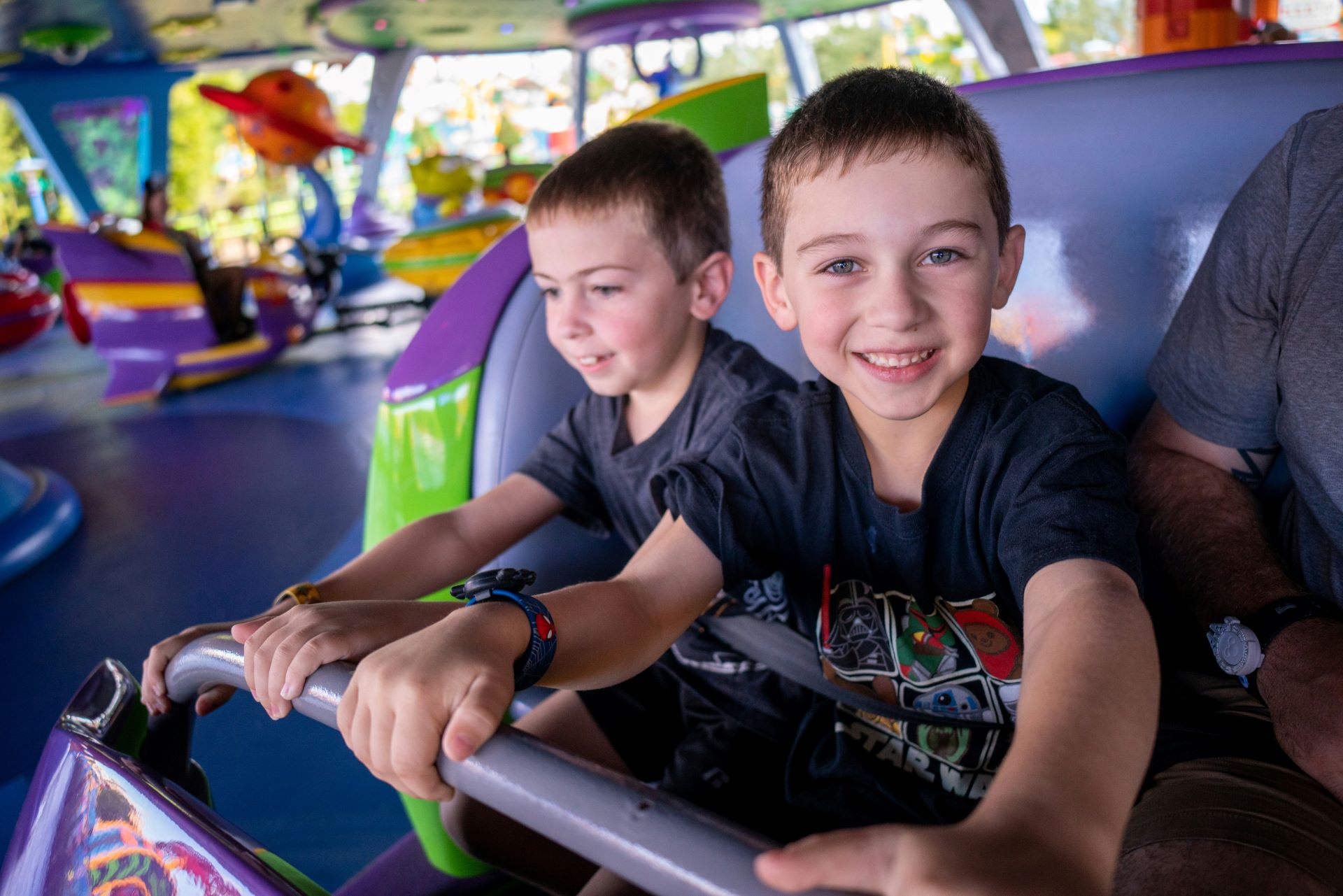 tuviajedisney-blog-que-hacer-si-se-pone-un-niño-enfermo-en-un-parque-disney-1 dos-niños-montados-atraccion