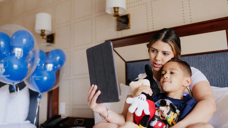 madre-e-hijo-hacen-videollamada-servicio-medico-wal-disney-world