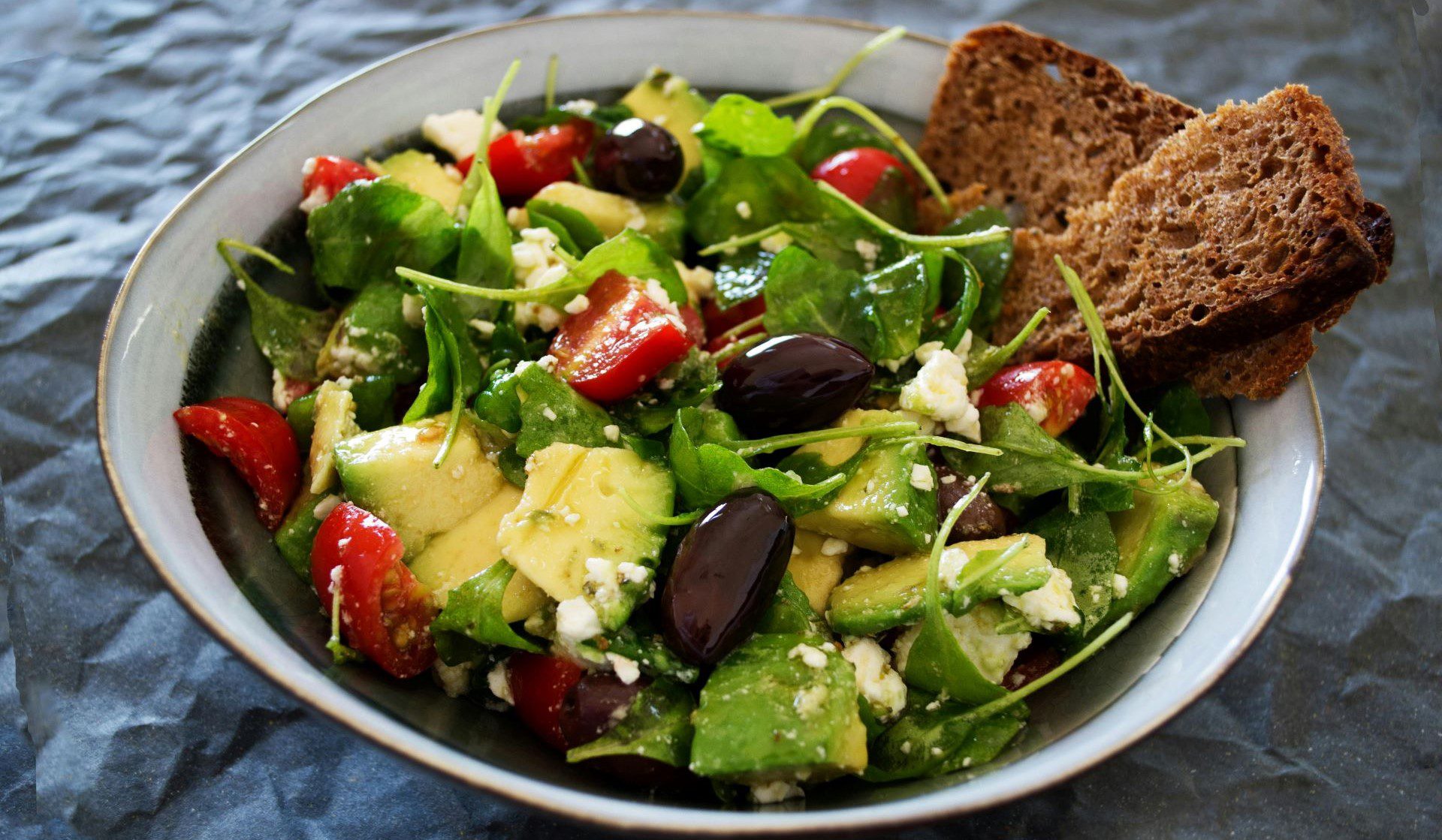 ensalada-plato-vegetariano-los-menús-especiales-en-disneyland-paris