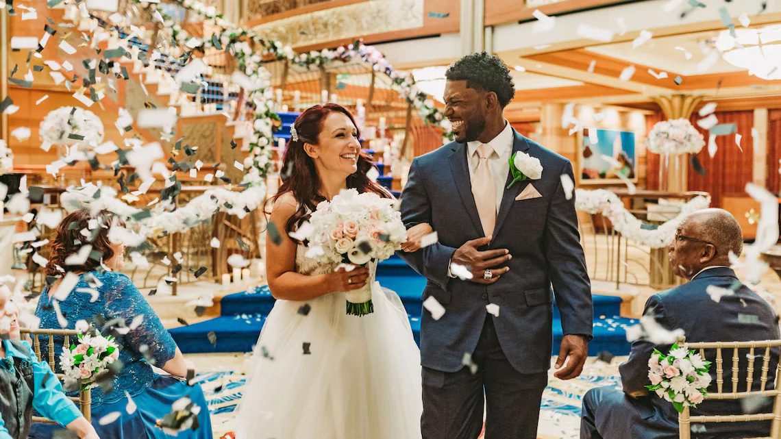 tuviajedisney-blog-bodas-en-cruceros-disney-ceremonias-magicas-en-el-mar-1 novios-casandose-crucero-disney