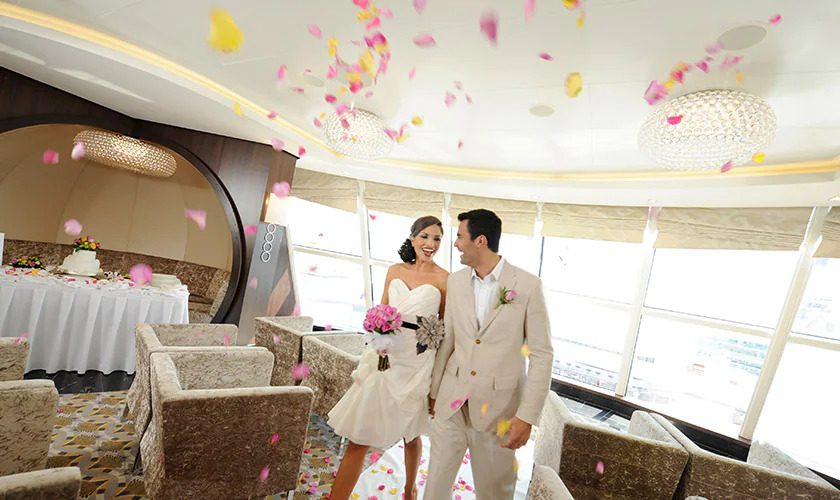 novios-se-casan-salon-interior-bodas-en-los-cruceros-disney