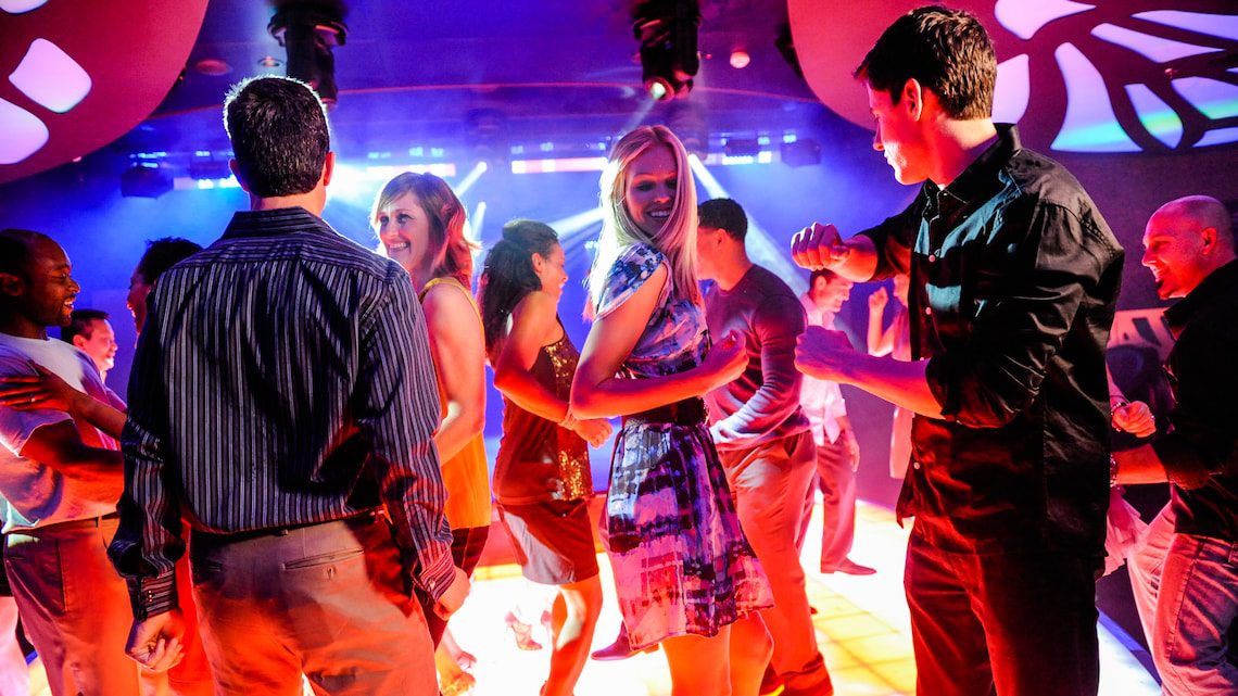 azure-club-nocturno-adultos-en-los-cruceros-disney