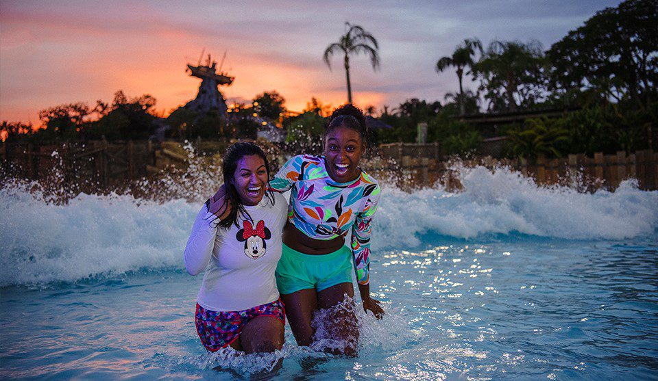 dos-jovenes-disfrutan-del-evento-nocturno-en-el-parque-typhoon-lagoon-walt-disney-world