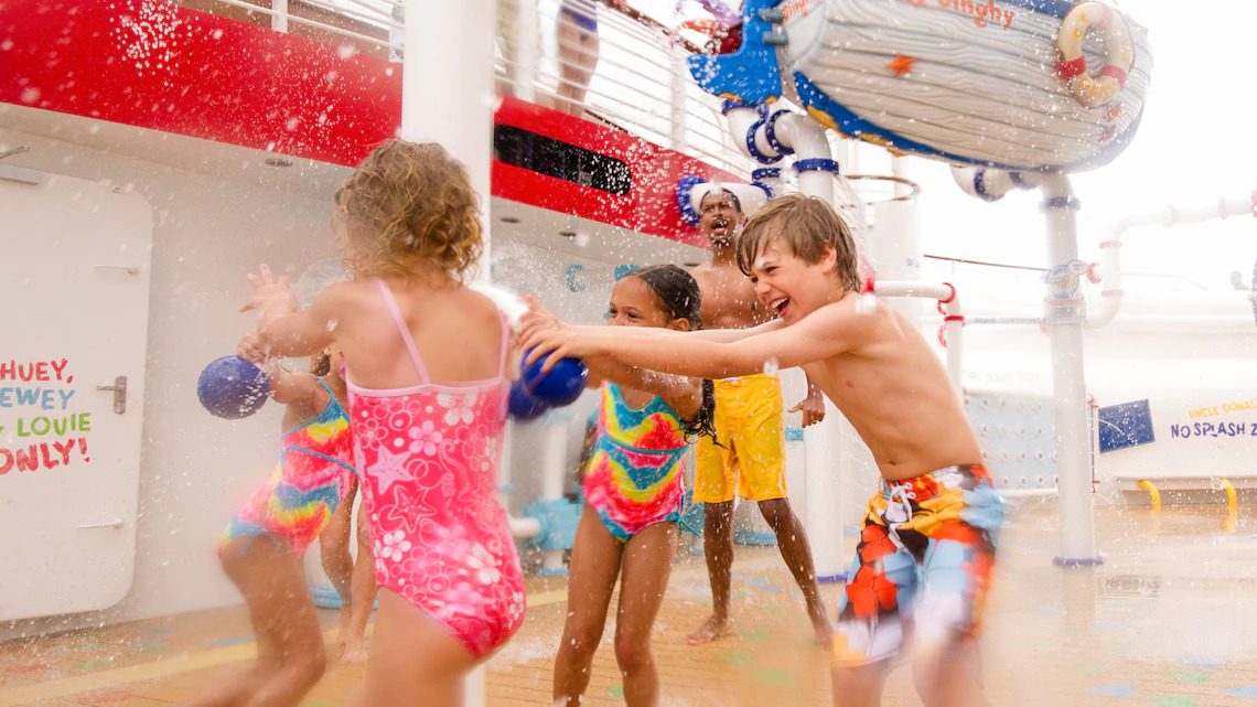 niños-juegos-acuaticos-cruceros-disney