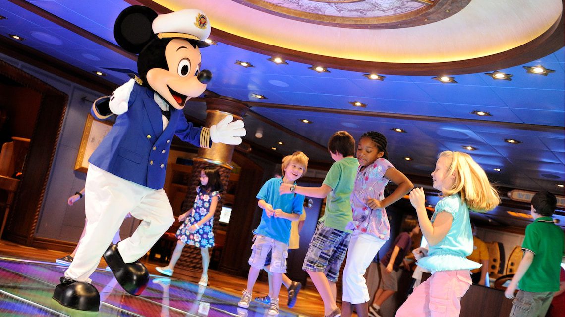 niños-bailando-oceaneer-lab-clubes-para-niños-y-adolescentes-de-los-cruceros-disney