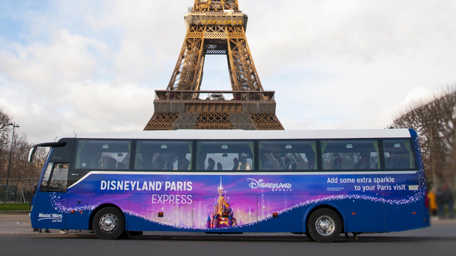 bus-disneyland-paris-express-delante-torre-eiffel-ir-de-paris-a-disneyland