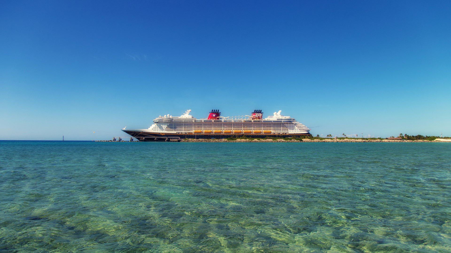 crucero-disney-atracado-en-una-de-las-islas-privadas-disney-castaway-cay