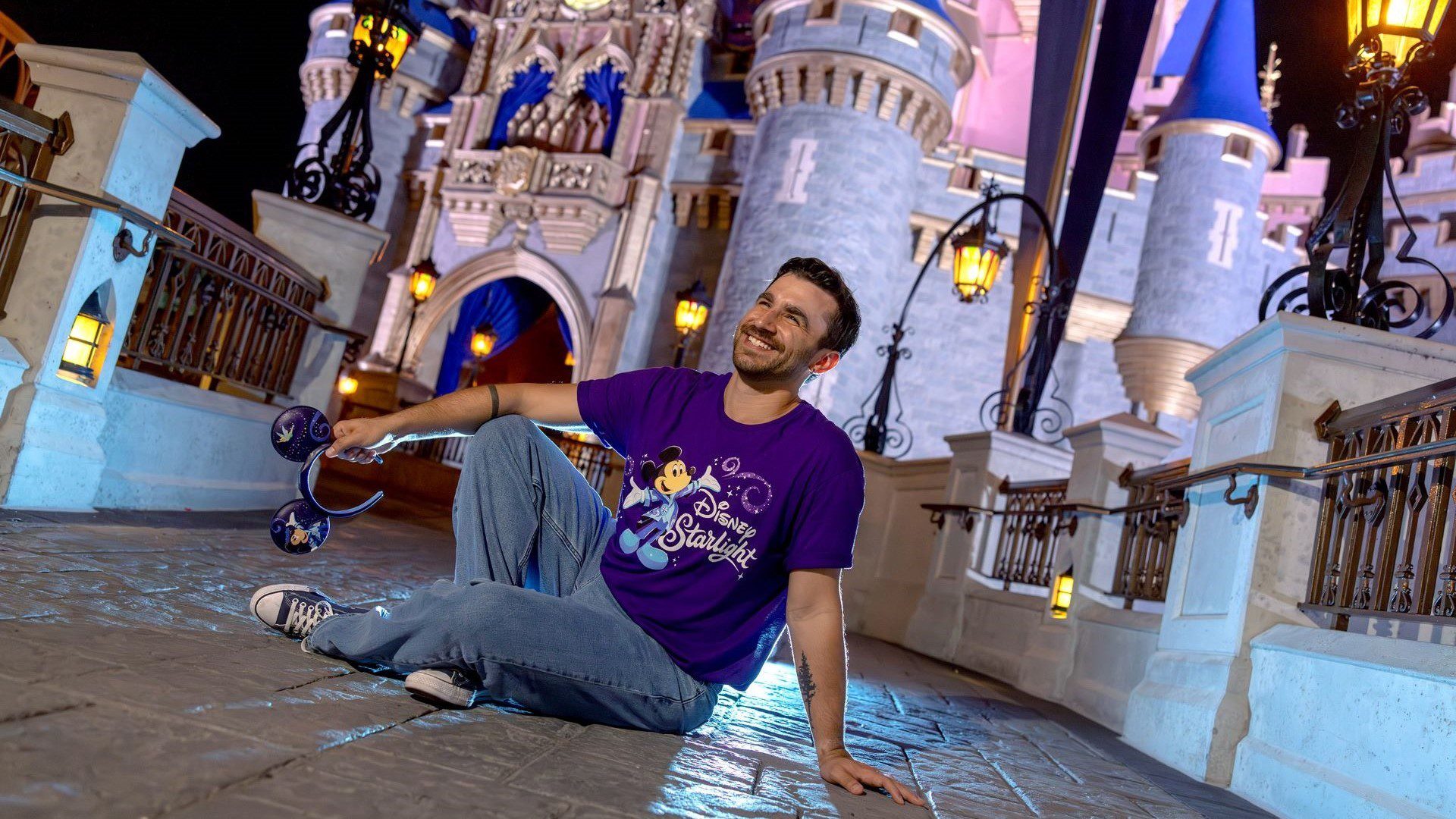 joven-posa-camiseta-nuevo-desfile-magic-kingdom
