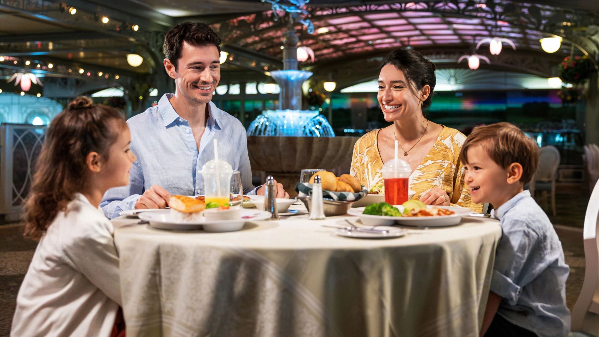 familia-cenando-restaurante-vestidos-segun-codigo-de-vestimenta-de-un-crucero-disney