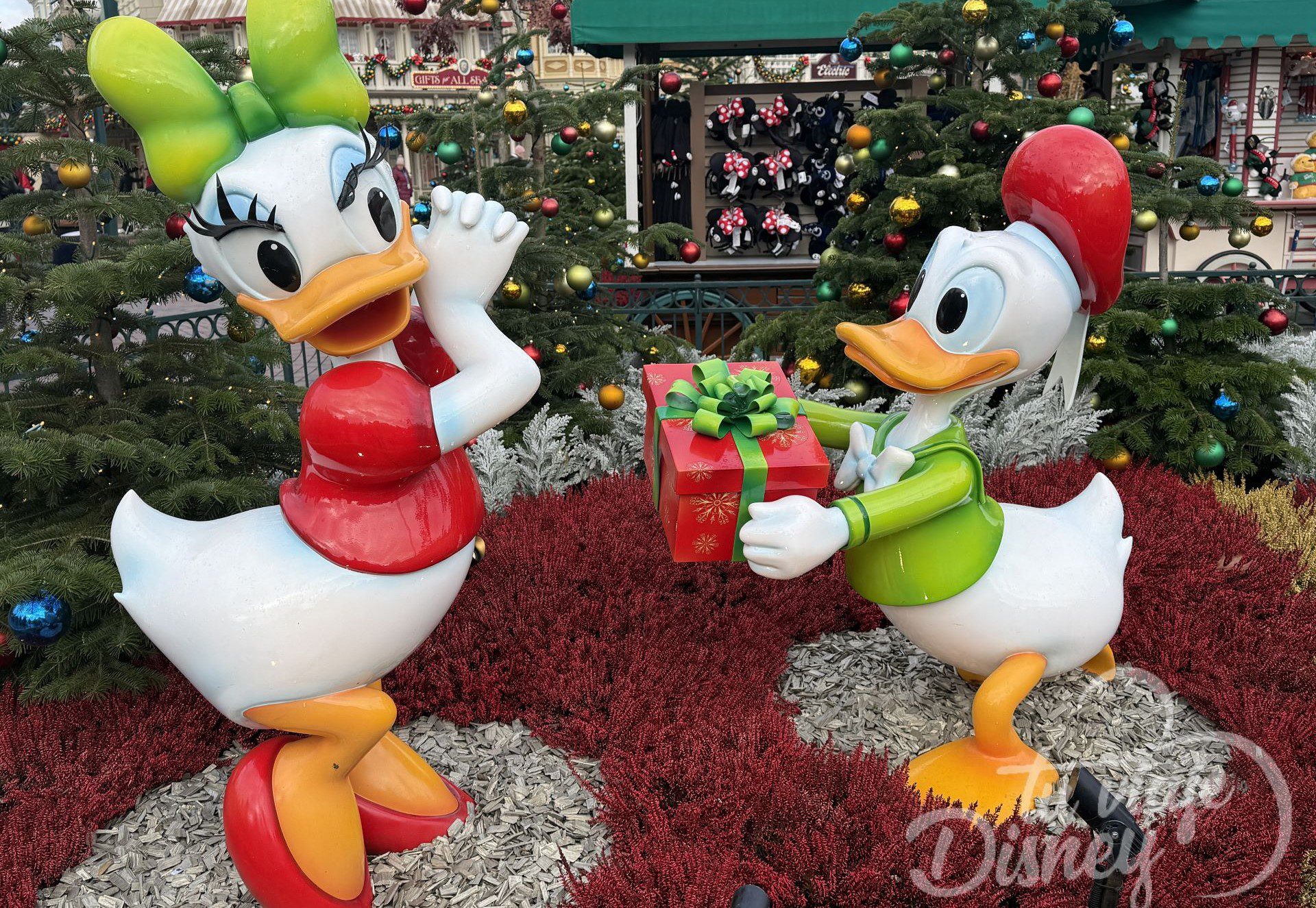 tuviajedisney-blog-los-mejores-regalos-y-souvenirs-que-puedes-comprar-en-disneyland-paris-1 muñecos-navidad-disneyland-paris