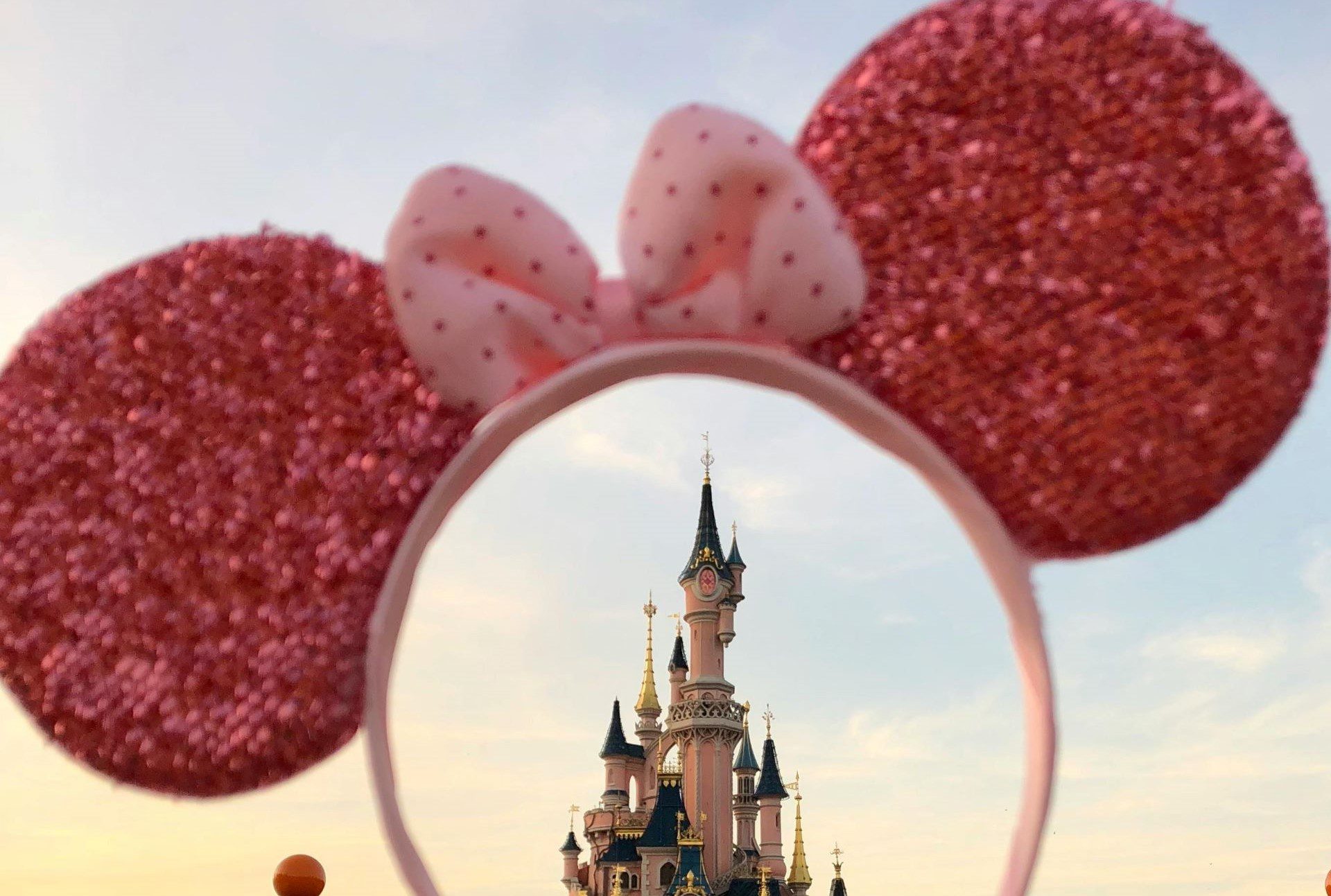 orejitas-minnie-castillo-parque-disney-al-fondo