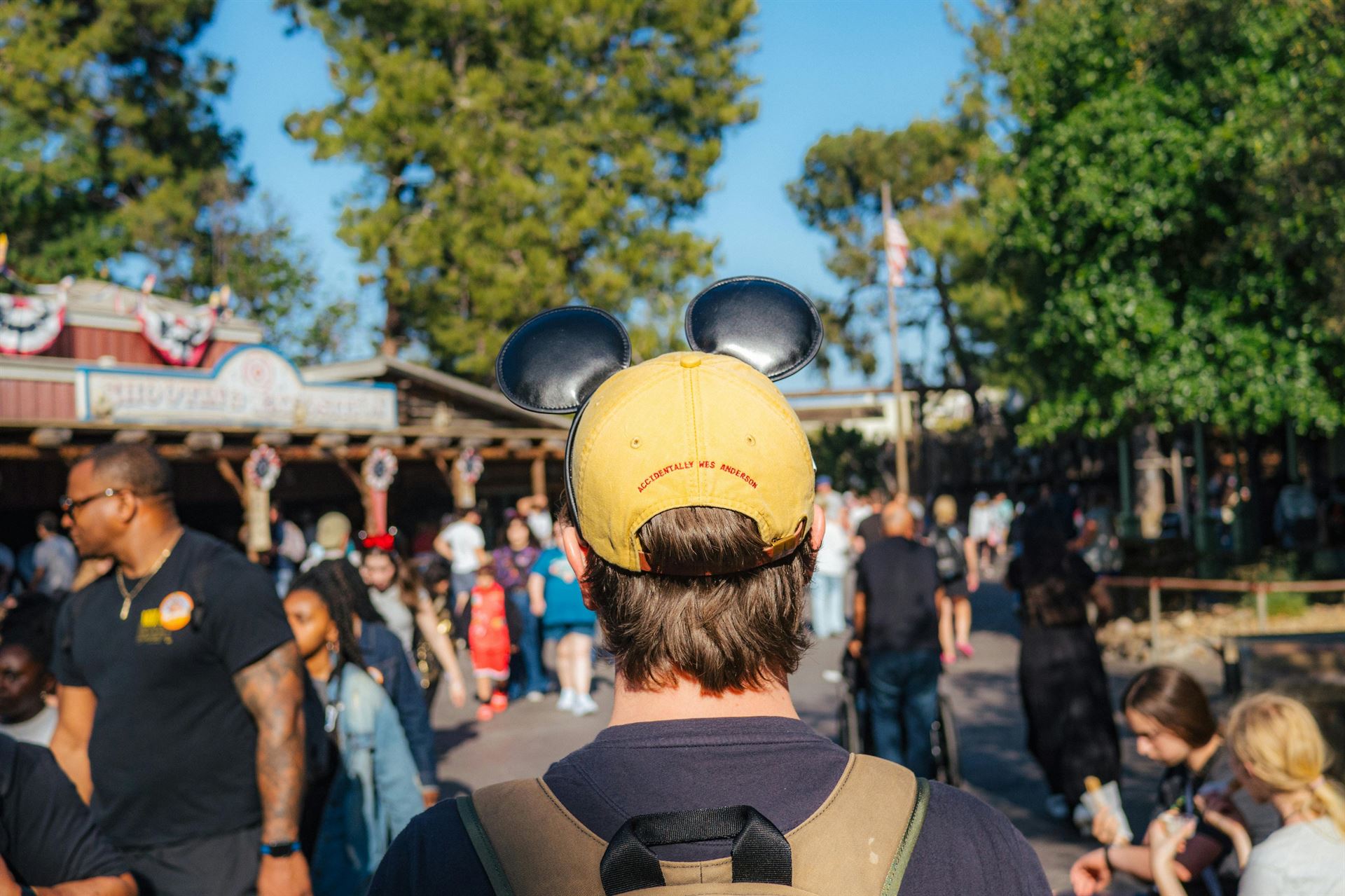 joven-paseando-por-parque-disney