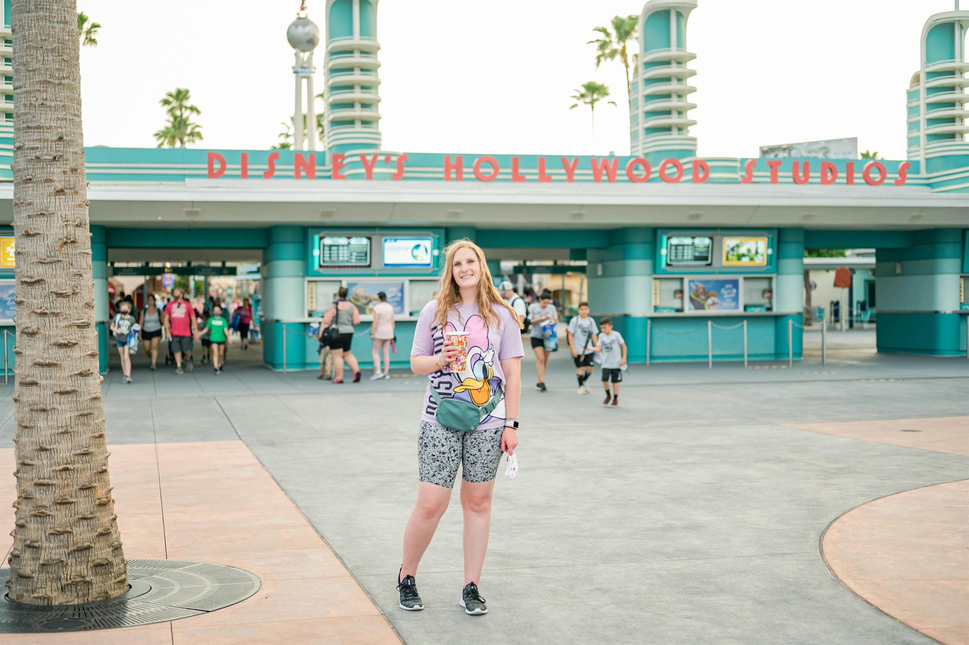 mujer-parque-disney-viajar-solo-a-disney