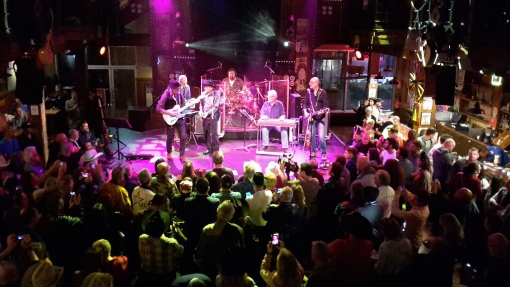 Un concierto en el restaurante Billy Bob's Country Western Saloon en Disney Village, en París