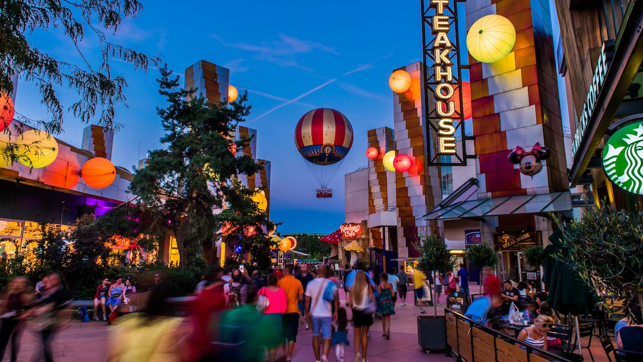 Gente paseando por una de las calles de Disney Village