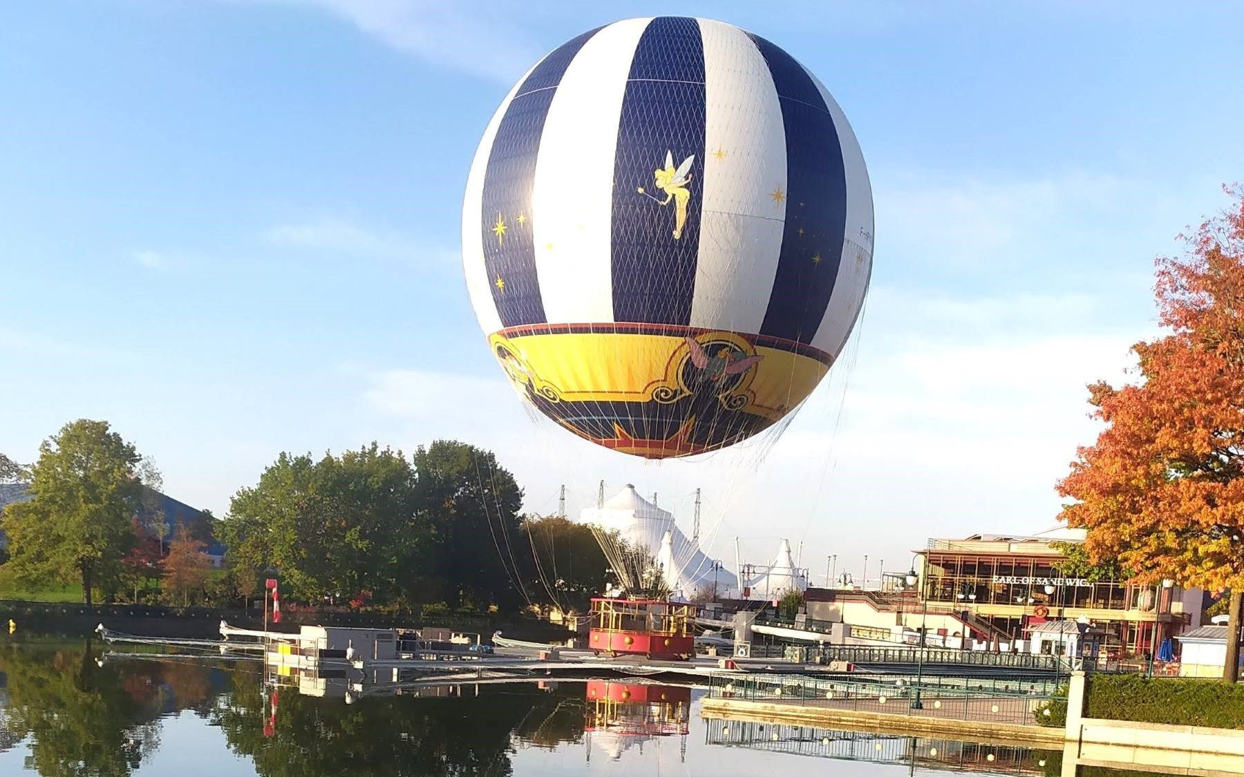 Un globo de helio situado a las puertas del Disney Village