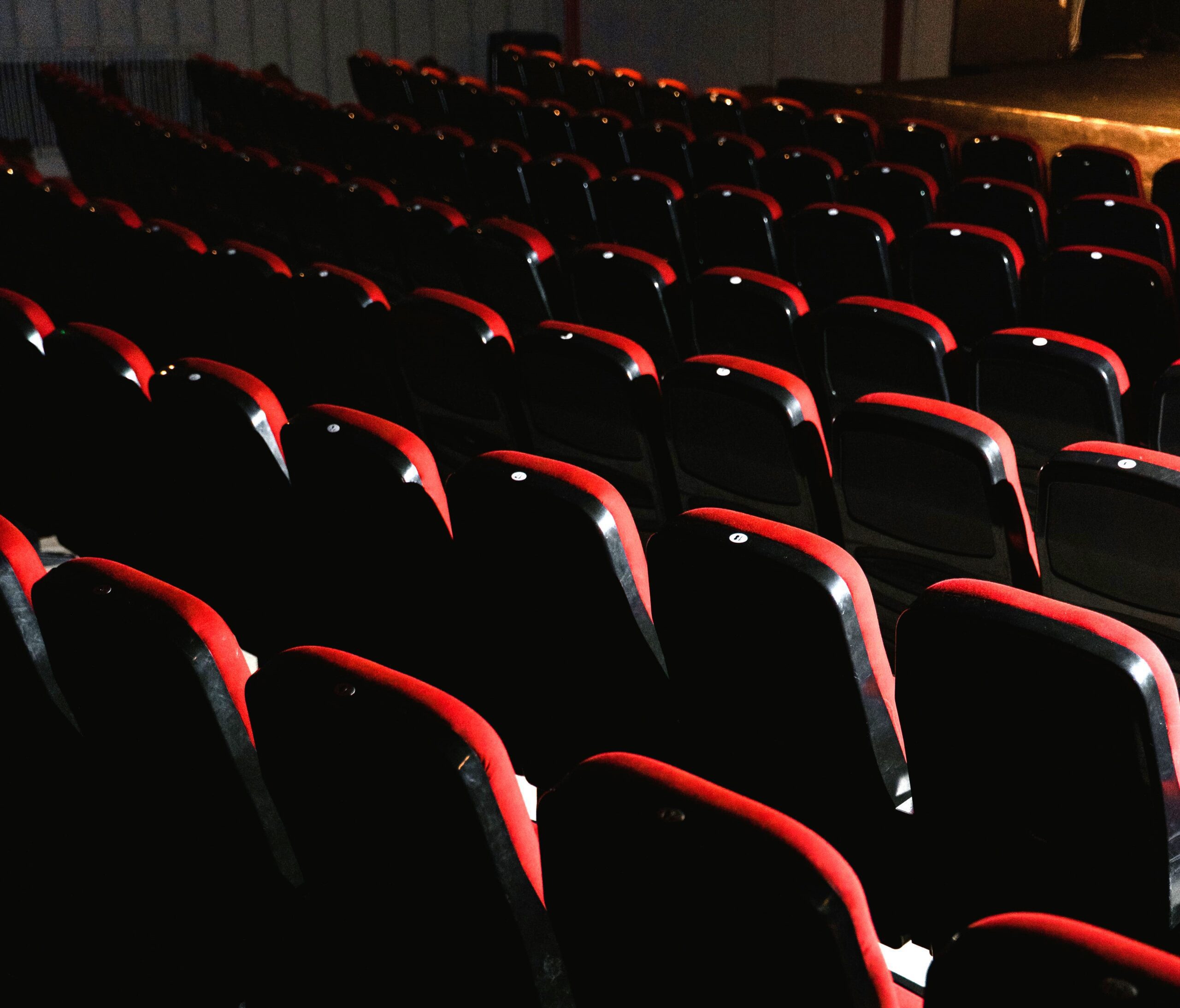 Los asientos de una sala de cine