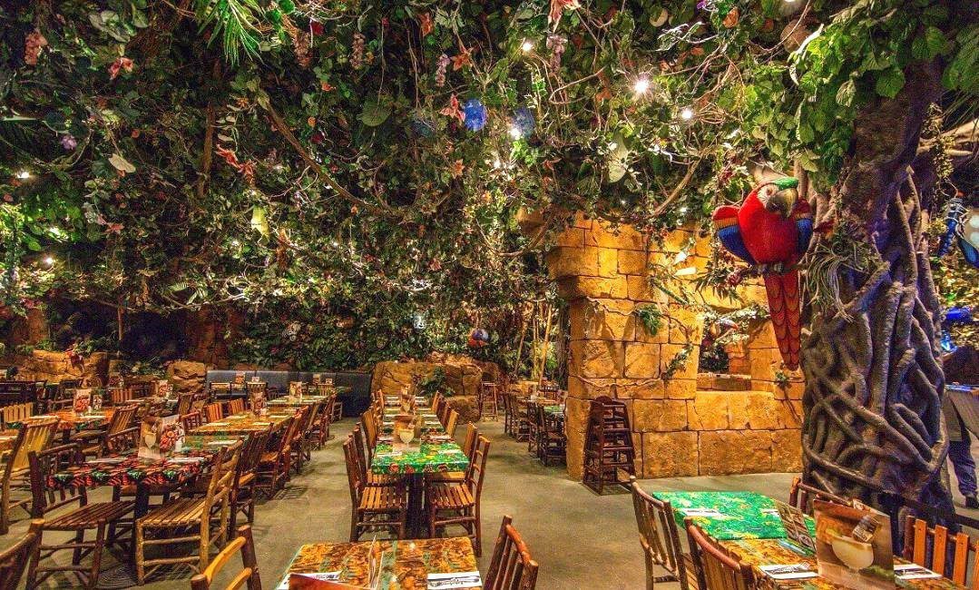 El restaurante Rainforest en Disney Village. ambientado en una selva amazónica