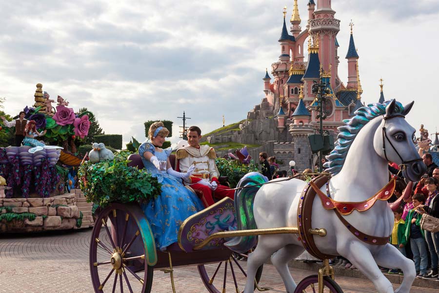 Cenicienta y Príncipe Azul en coche de caballo en Disneyland París.