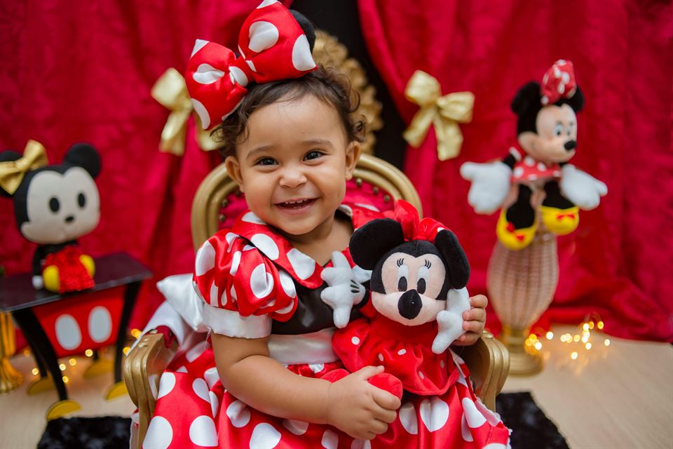 niña-disfraz-minnie-servicios-para-bebés-y-niños-en-Disneyland-París