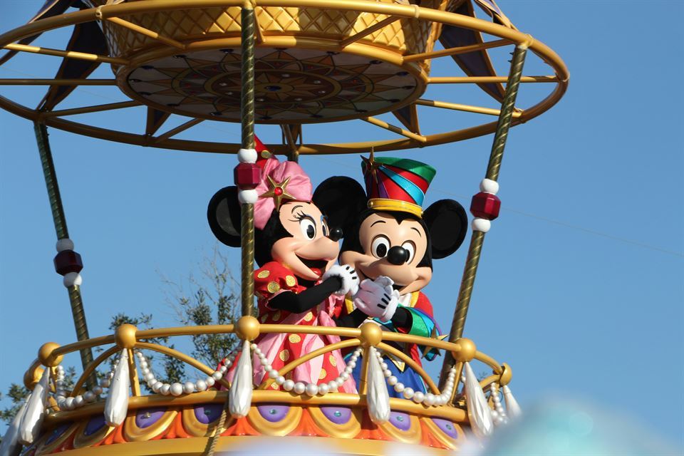 mickey-minnie-cabalgata-parque-disney-razones-para-viajar-a-disney