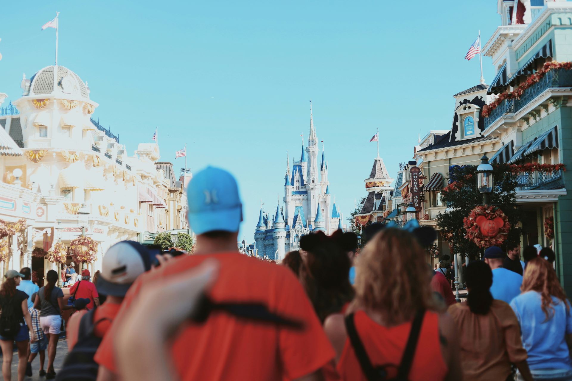 visitantes-pasean-calles-parque-walt-disney-world-orlando