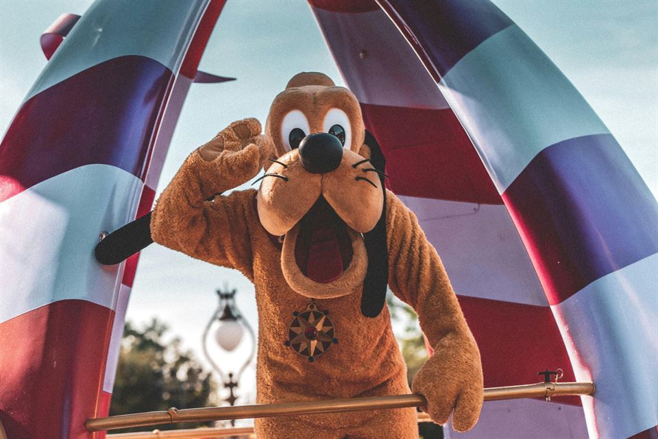 perro-disney-pluto-saluda-cabalgata-disneyland-paris