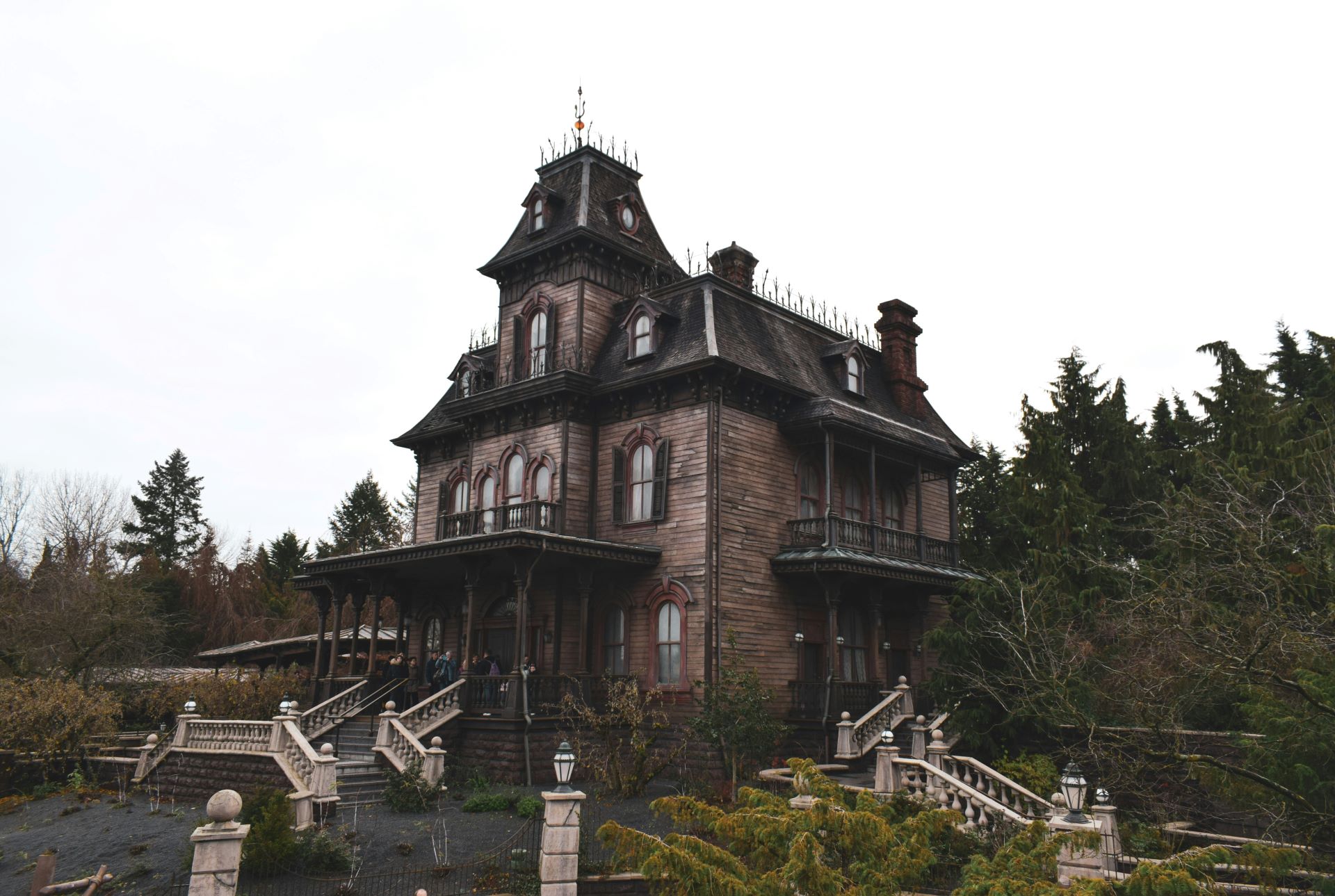 mansion-encantada-disneyland-paris