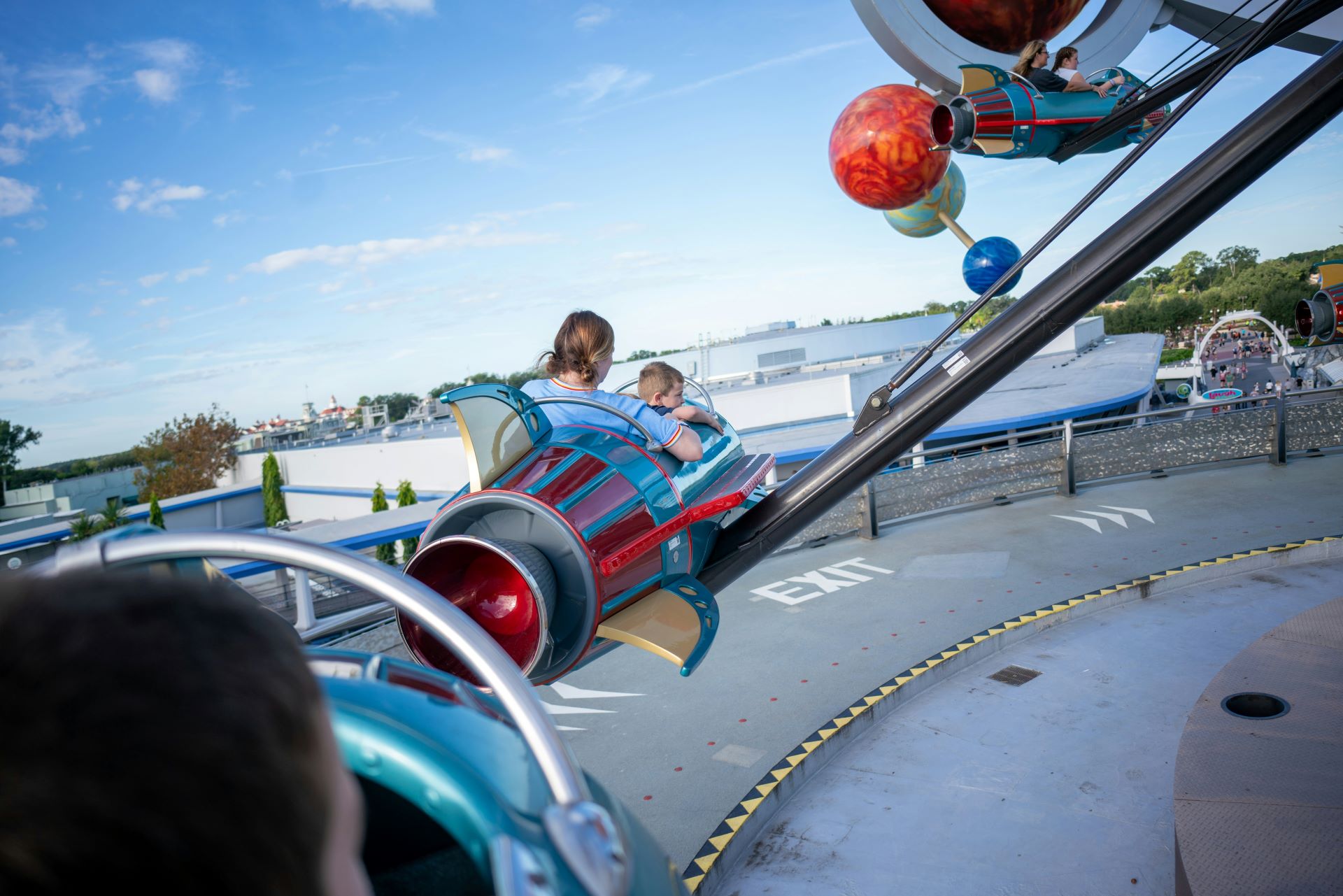 mujer-niño-montados-atraccion-parque-disney