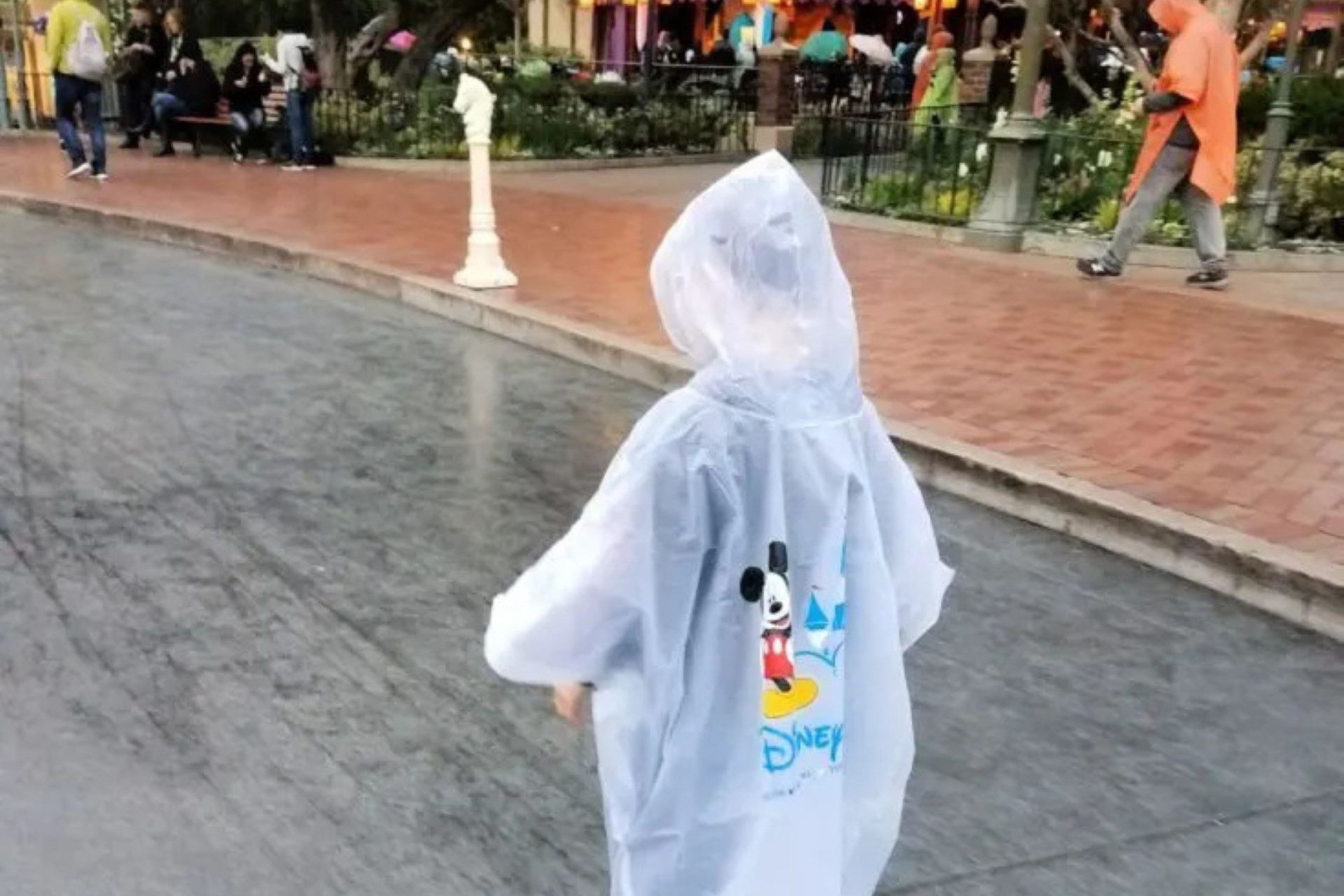 niño-chubasquero-pasea-calles-disney-consejos-para-no-pasar-frio-en-disneyland-paris