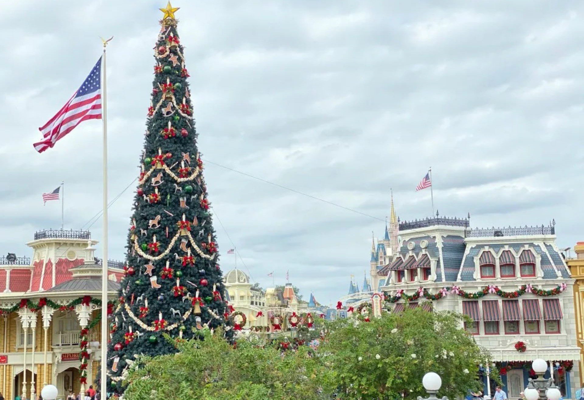 arbol-navidad-walt-disney-word-decoracion-navideña-en-los-parques-disney