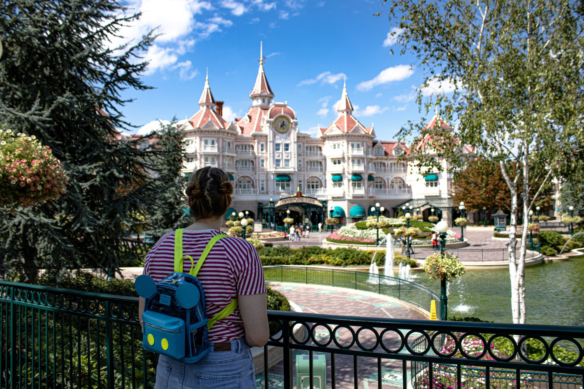 mujer-mira-hotel-disneyland-paris