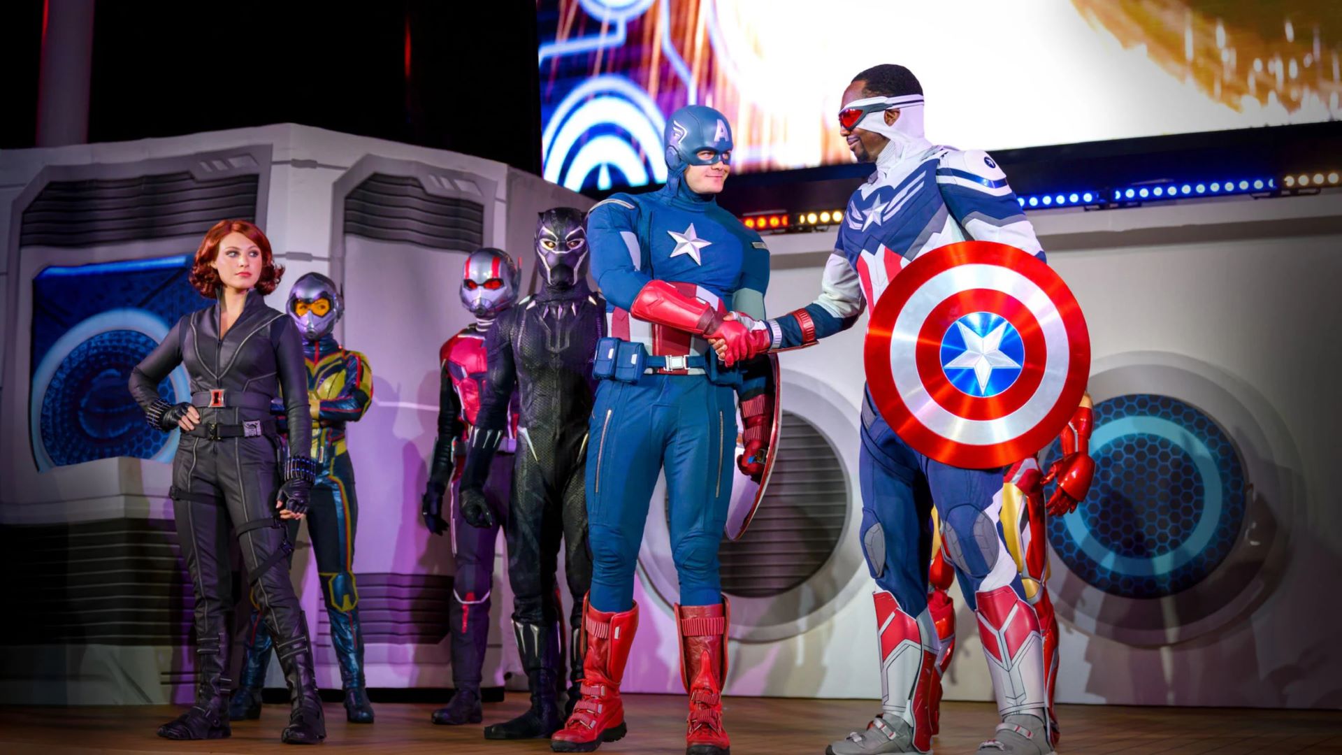 capitan-america-y-falcon-se-dan-la-mano-en-cubierta-crucero-disney