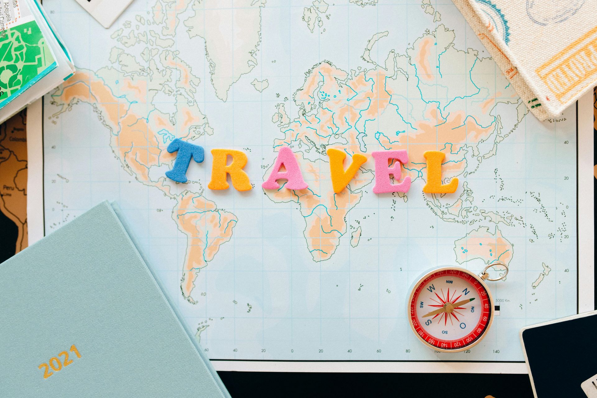 mapa-mundi-palabra-travel-colores