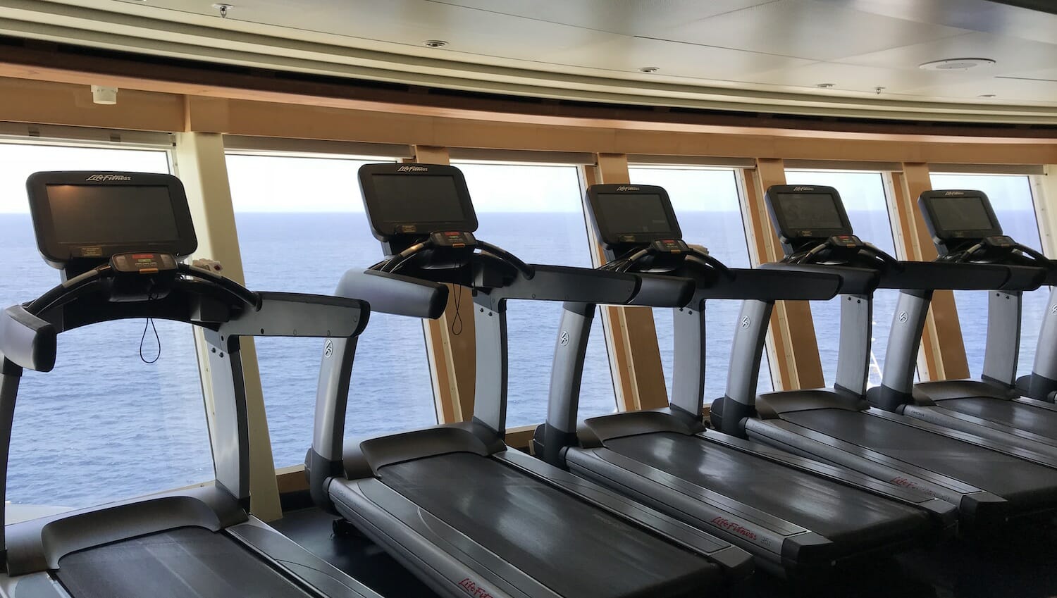 cintas-de-correr-en-un-gimnasio-de-crucero-disney