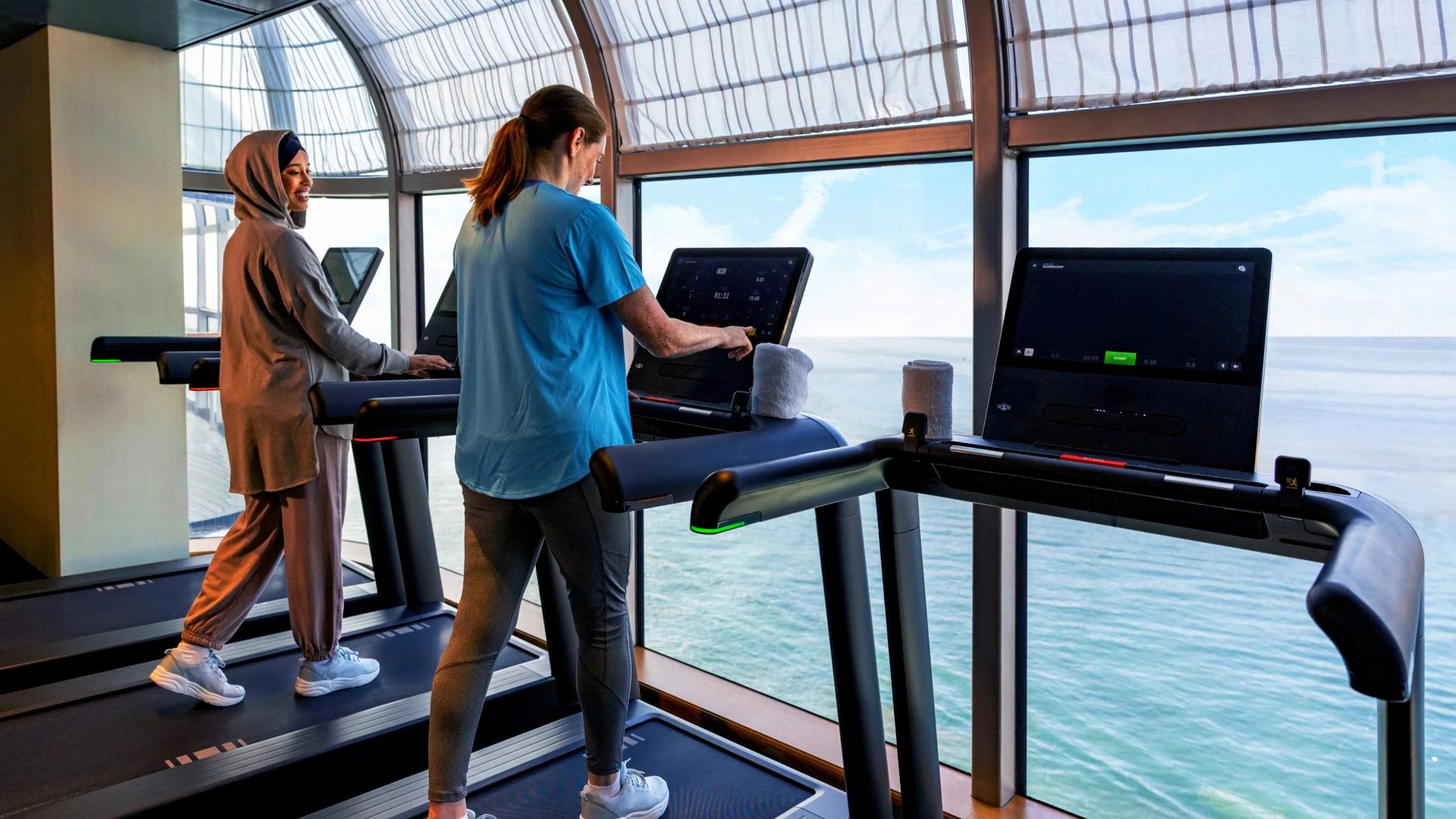 mujeres-corren-hacen-deporte-en-los-cruceros-disney