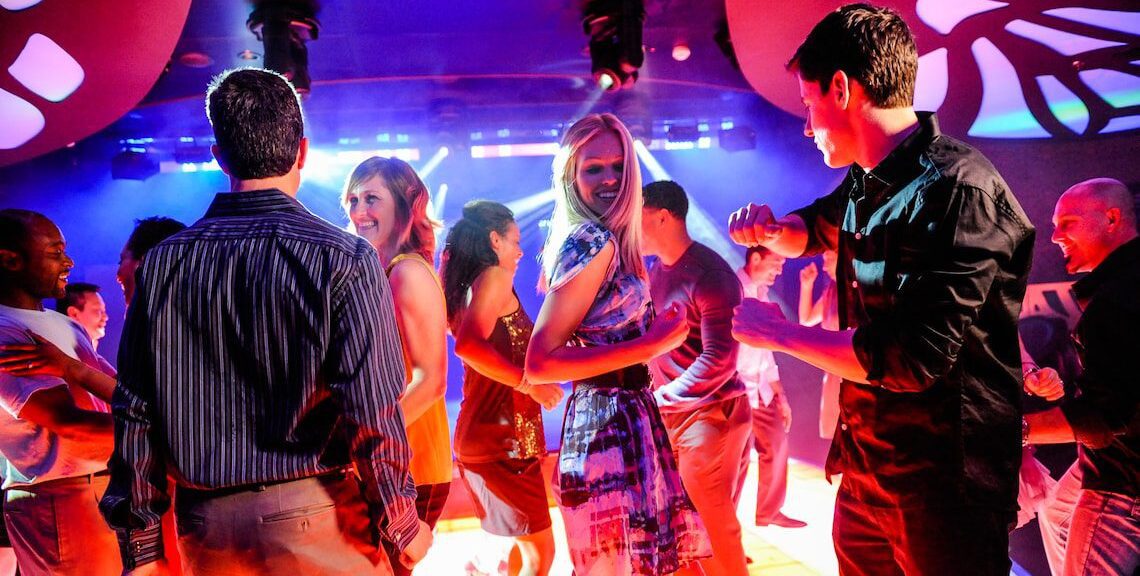 azure-club-nocturno-adultos-en-los-cruceros-disney