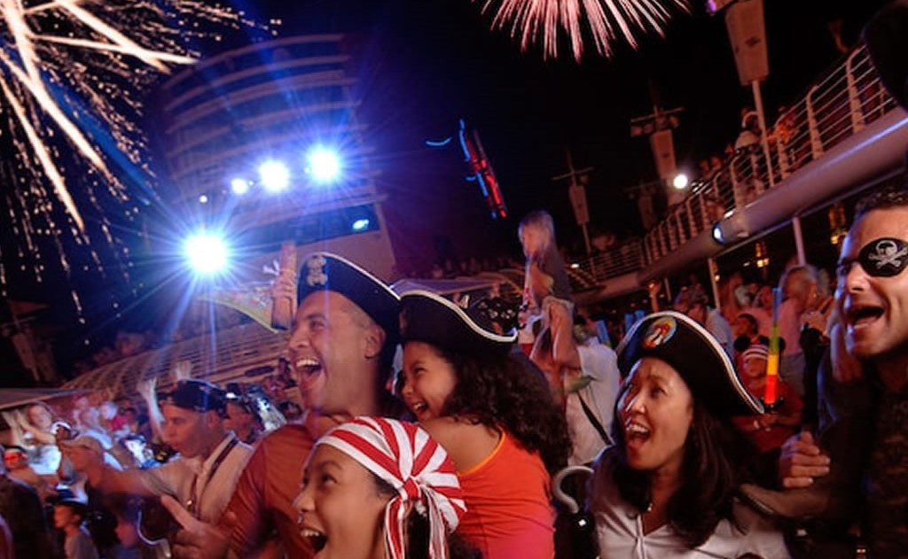 noche-de-piratas-una-de-las-fiestas-en-cubierta-de-los-cruceros-disney
